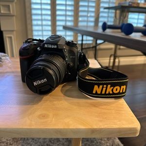 Nikon D7100 digital camera- like new